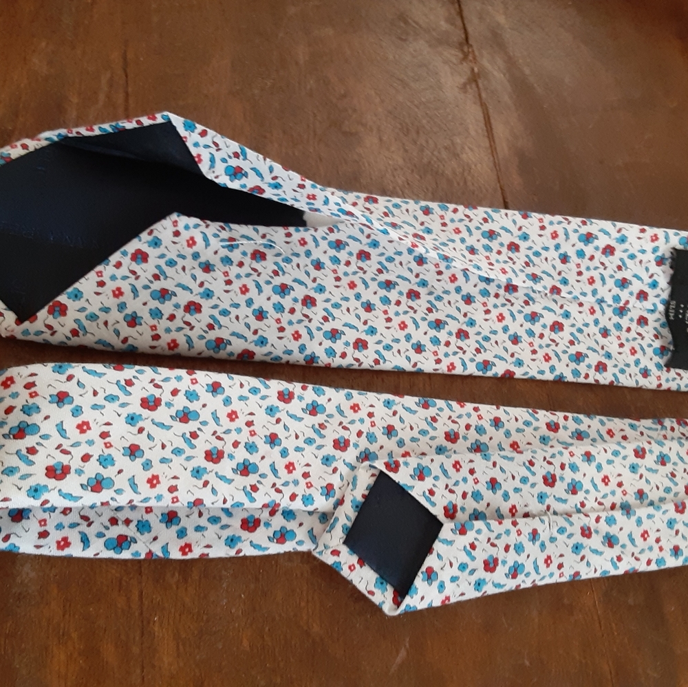 White w/ Blue & Red Floral Banana Republic Tie - Picture 5 of 5